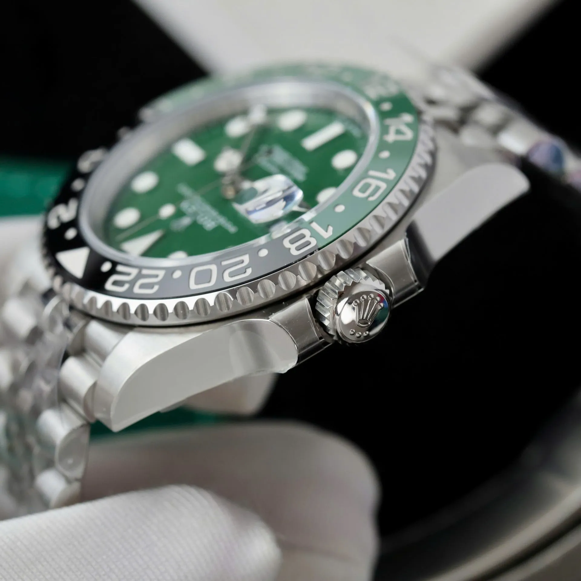 Superclone Rolex GMT-Master II 40 mm 126729VTNR Jubilee Absinthe - Image 9
