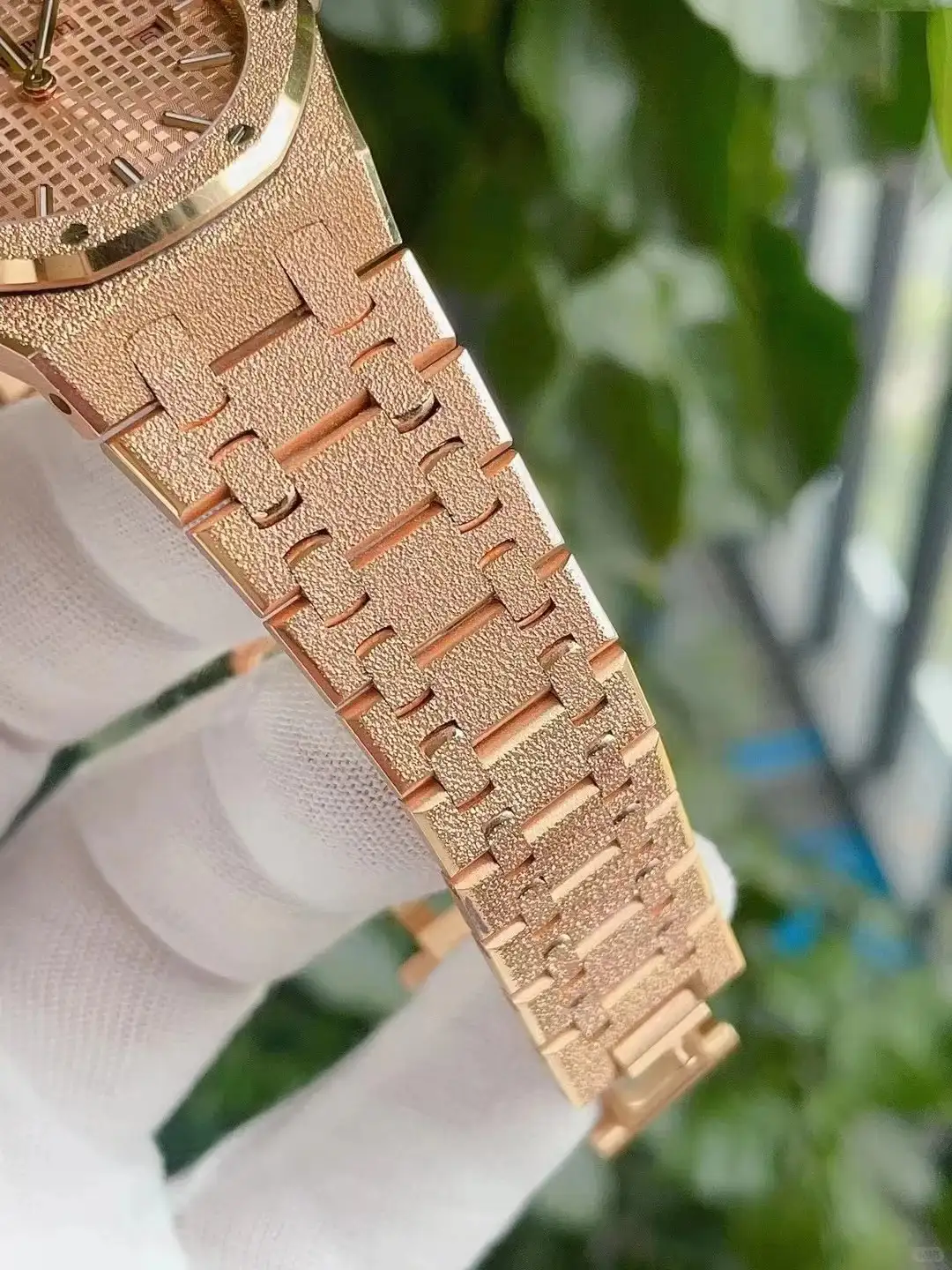 Audemars Piguet Royal Oak Frosted Gold Quartz Gold 67653OR.GG.1263OR.02 - Image 3