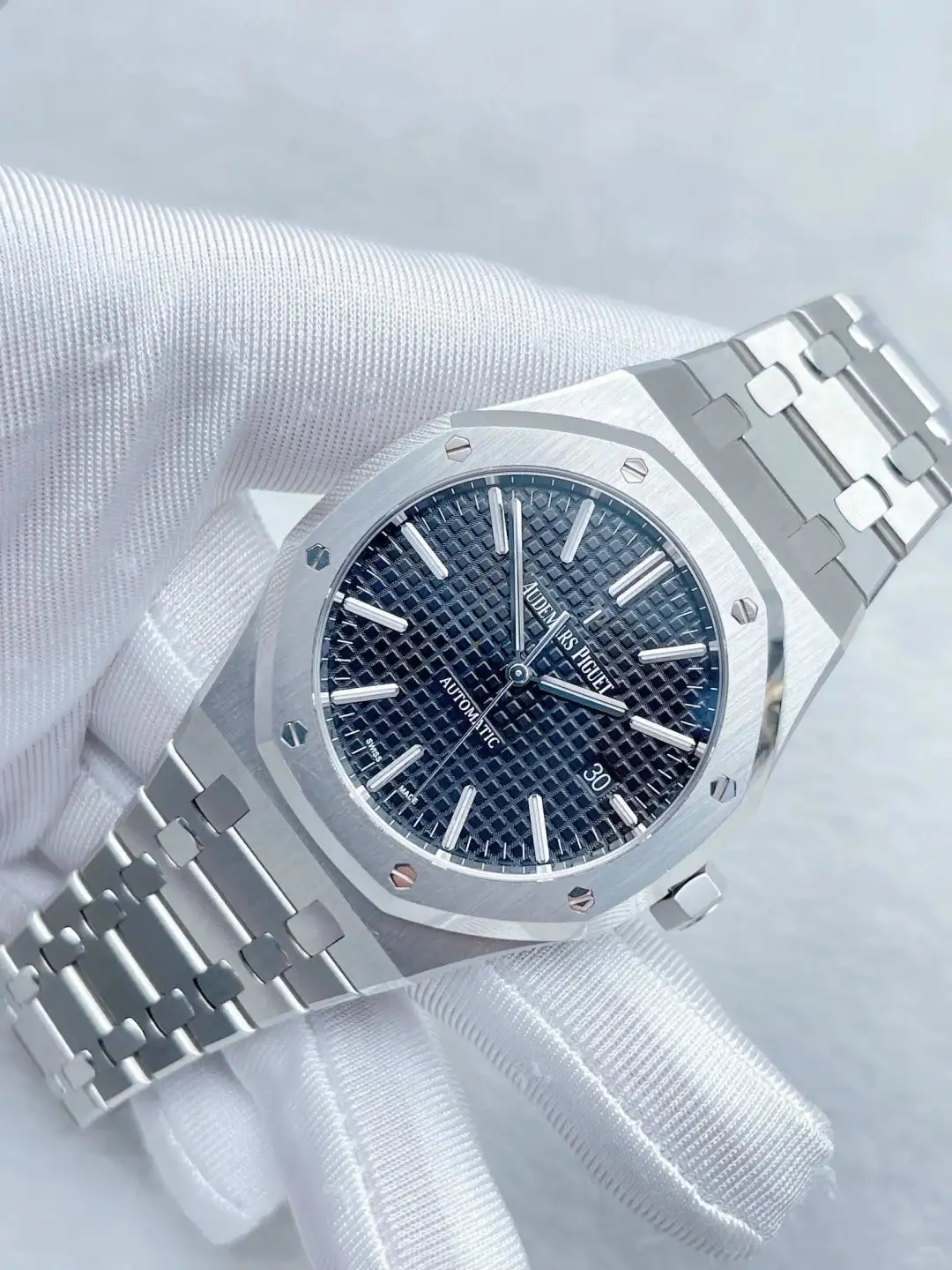 Audemars Piguet Royal Oak Selfwinding Blue 15400ST.OO.1220ST.03 - Image 6